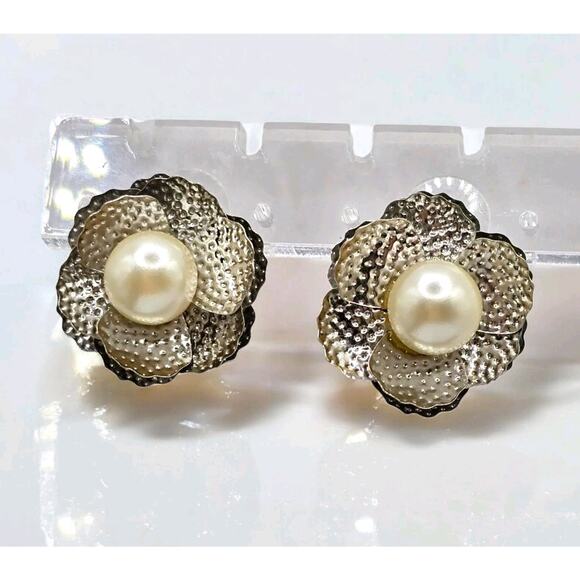 Flower Shaped Earrings Pierced Textured Petals 3 Dimensional Off White Bead Vtg - Picture 1 of 6